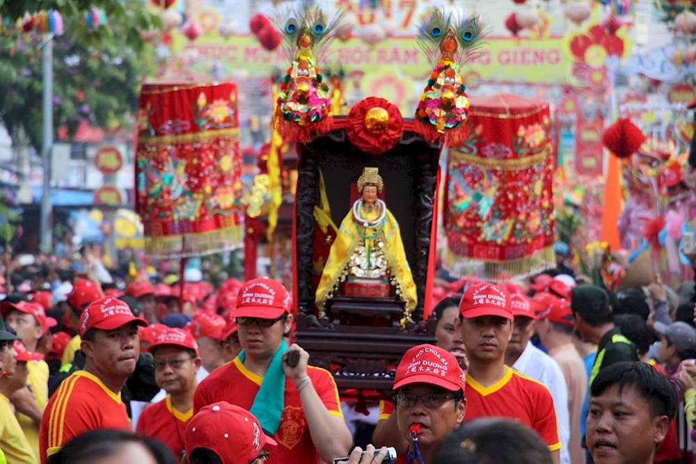 Du khách ngày Vía Bà Thiên Hậu và cầu mong bình an cho gia đình